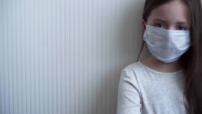 宝贝在冠状病毒。世界大流行概念COVID 19。戴着防护医用口罩的小女孩。复制空间