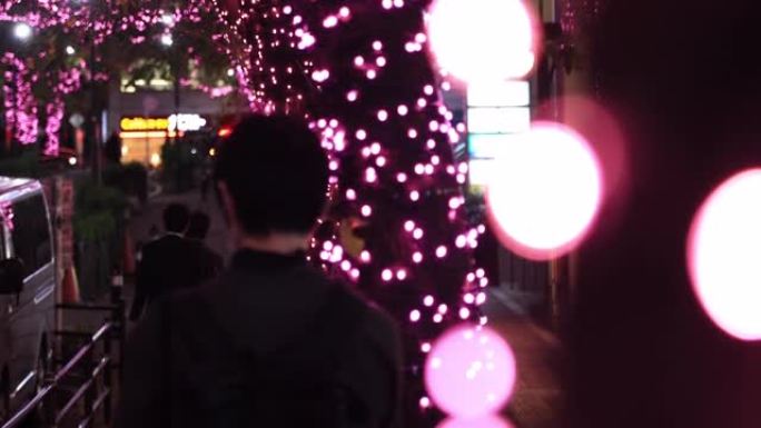 涩谷长镜头掌上的一条夜间照明街道