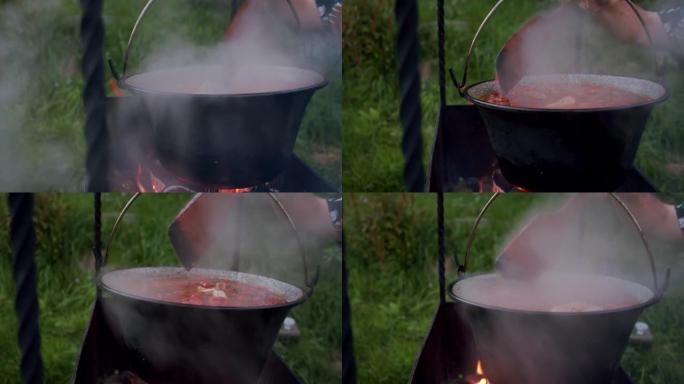 慢动作。一勺蘑菇汤，在明火上的大锅中煮熟。
