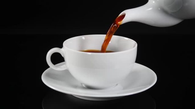 慢动作将咖啡倒入白色杯子中，黑色背景