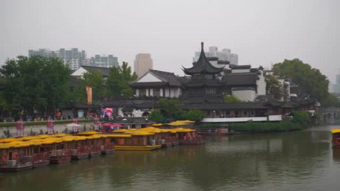 雨天南京市著名旅游古城河滨广场交通慢动作全景4k中国