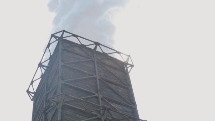 工厂烟囱的排放物。工厂烟囱冒出浓烟。环境污染