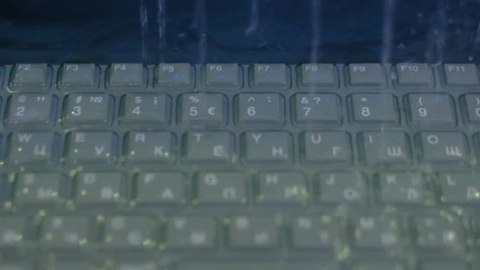 防水测试期间坚固耐用的笔记本电脑的键盘-特写