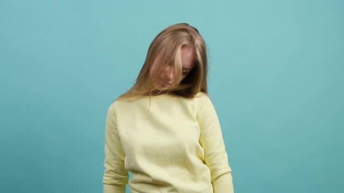 一个昏昏欲睡的无聊女孩的特写镜头，冷漠地看着她的手