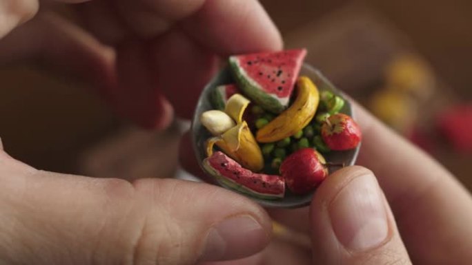 水果拼盘小水果由粘土微型diy聚合物制成，放在木桌上