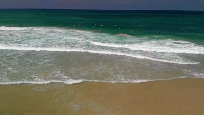 以色列海法冲浪的冲浪者