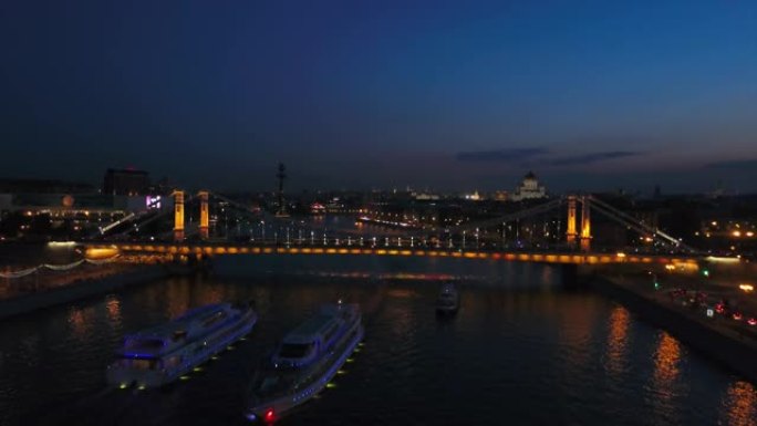 俄罗斯夜间照明莫斯科河船交通krymsky桥空中全景4k