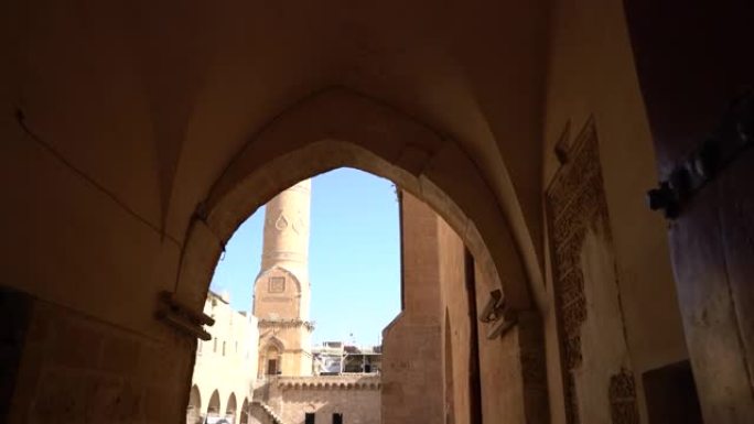 马尔丁乌鲁清真寺 (大清真寺) 庭院和尖塔-马尔丁市，在美索不达米亚的中东-4K