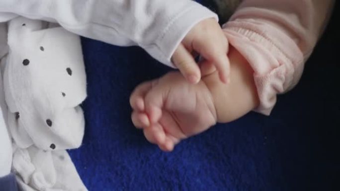 婴儿的手互相触摸，两个婴儿在一起