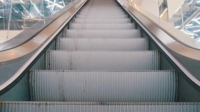 购物中心中空的自动扶梯台阶的底视图