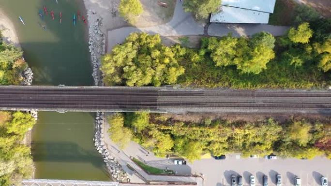 加拿大多伦多黄昏的胭脂国家城市公园和胭脂河鸟瞰图