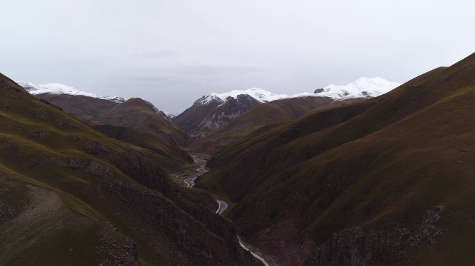 河谷河流村庄雪山