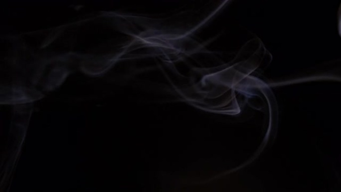 黑色背景上的烟雾