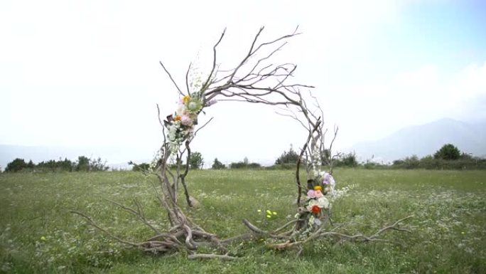 用树枝和鲜花装饰的婚礼拱门
