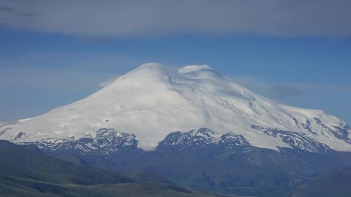 埃尔布鲁斯山和云高加索山脉