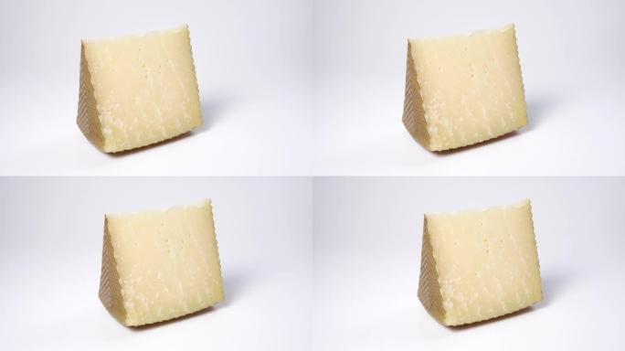 白色表面上的旧硬奶酪楔形
