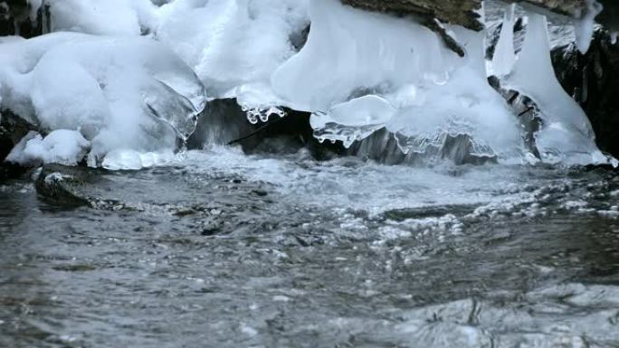 雪落北海道森林溪冰雪消融春天春季山泉水流