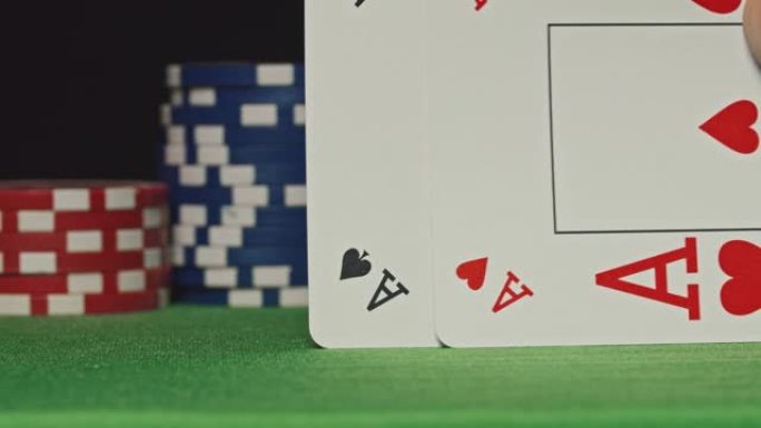 在绿色赌场桌上扔了两个王牌