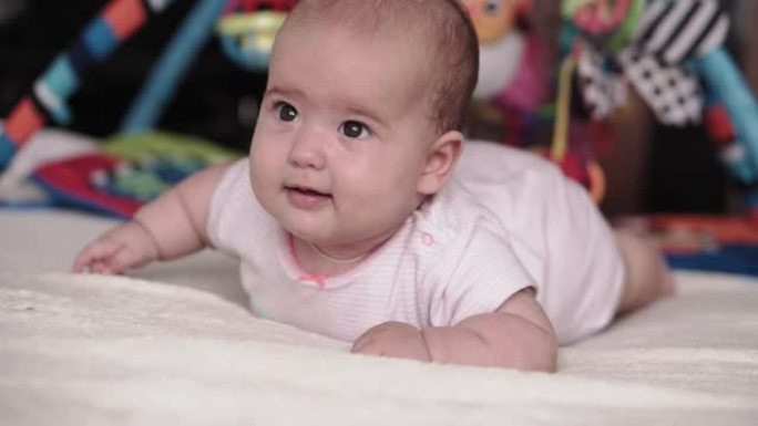 婴儿期，童年，父母身份，发展，医学和健康概念-前视图特写脸胖乎乎的新生婴儿在粉红色的紧身衣中快乐的清