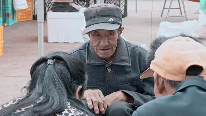 云南乡村生活视频农贸市场卖蘑菇老人