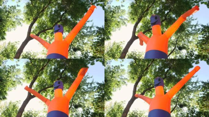 航空通用广告标志。充气橙色古怪舞者管男子挥舞手臂邀请到城市公园度过万圣节。古怪的挥舞充气管子的人。冒