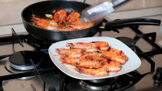烤黑虎虾配香料和柠檬。香草烤虾。烤海鲜。厨师烹饪海鲜