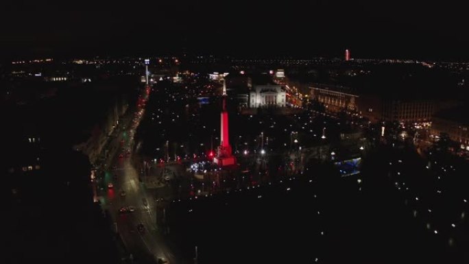 自由纪念碑的夜晚在拉脱维亚里加的Staro Riga活动。米尔达-自由女神像高举着三颗不同颜色的星星