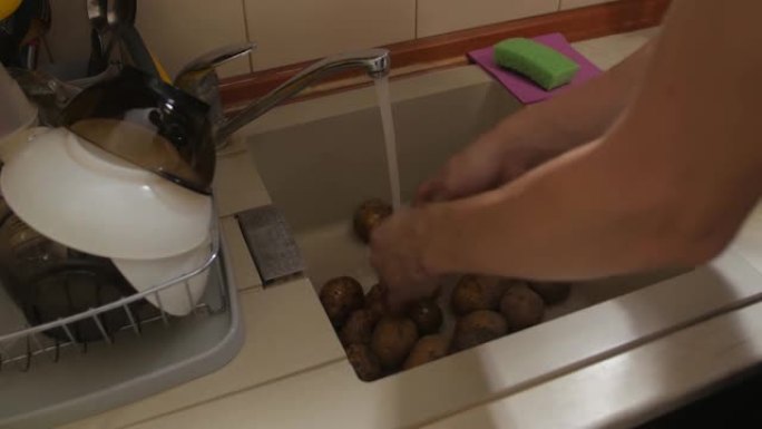 一个男人洗土豆
