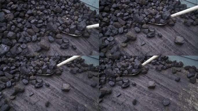 铲子和煤。一堆褐煤用铲子