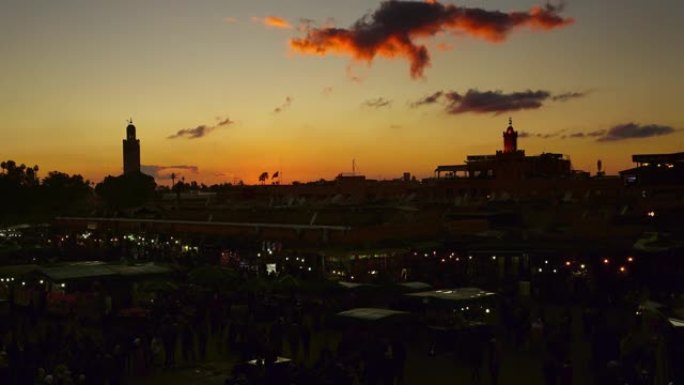 Jemaa el Fna广场在日落时分拥挤，马拉喀什