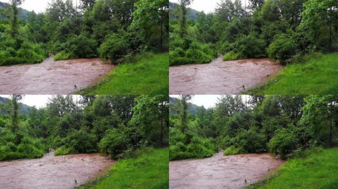 快速的河流流经村庄，并承载了村庄的一切-泥泞的快速河流-暴雨-自然灾害