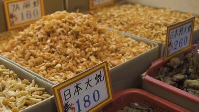 中国传统市场上有美味海鲜的容器