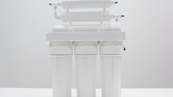 放大白色塑料家用反渗透水过滤器，带膜盒气缸