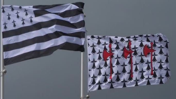 布列塔尼旗和康纳罗的旗帜在风中飘扬。