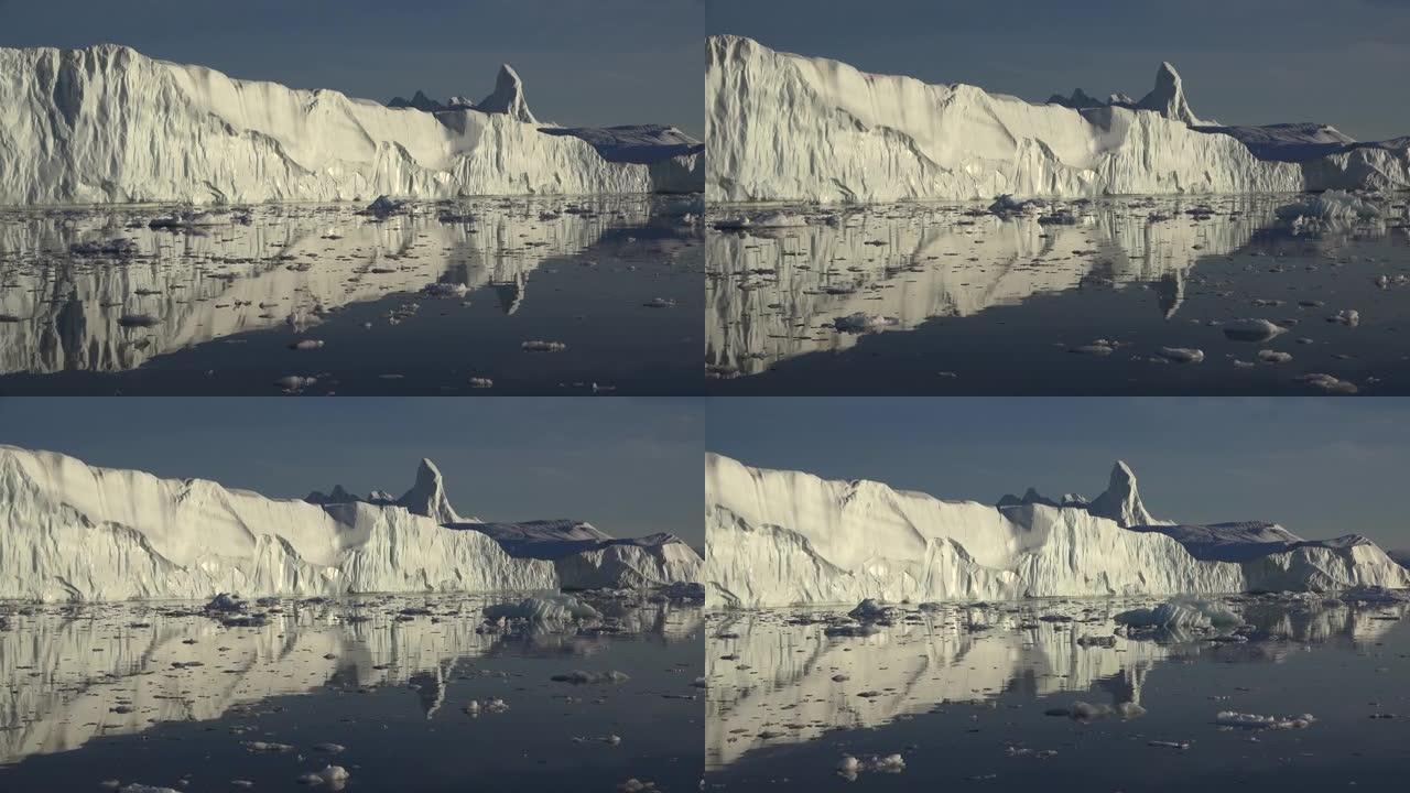 冰山。日落。格陵兰。