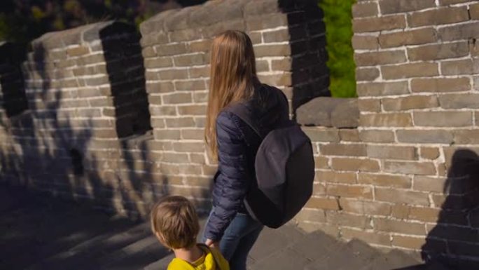 Steadicam拍摄了一名年轻女子和她的小儿子走下中国长城的楼梯