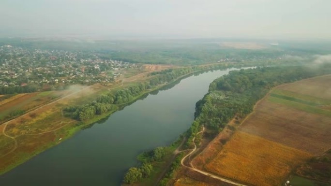 河流和小村庄的乡村景观航拍。摩尔多瓦共和国。