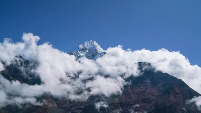 4k的延时镜头，云层在喜马拉雅山脉上方快速移动