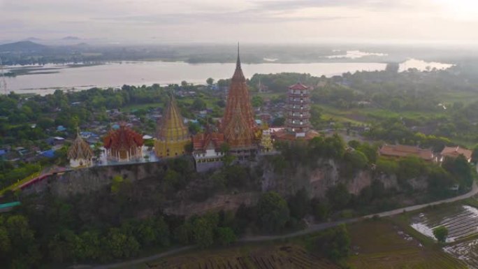 泰国北碧府虎洞寺或Wat Tham Suea的大金佛像和宝塔的鸟瞰图。旅行概念中的著名旅游景点地标。