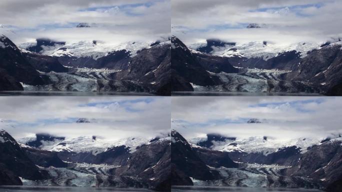 冰川湾景观，显示约翰·霍普金斯冰川和费尔韦瑟山山脉。