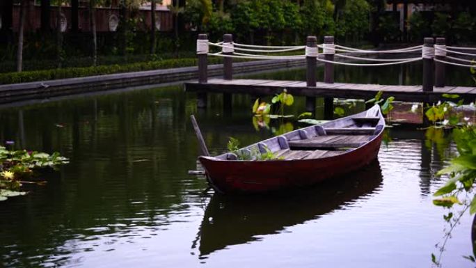 越南岘港热带花园码头附近池塘上的木船