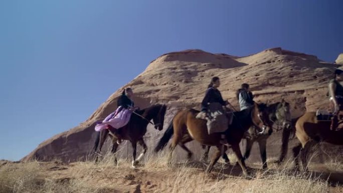 在亚利桑那州纪念碑谷骑马的美洲印第安人