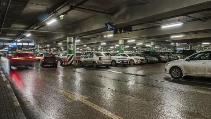 在一个销售高涨的夜晚，购物中心停车场的汽车时间流逝