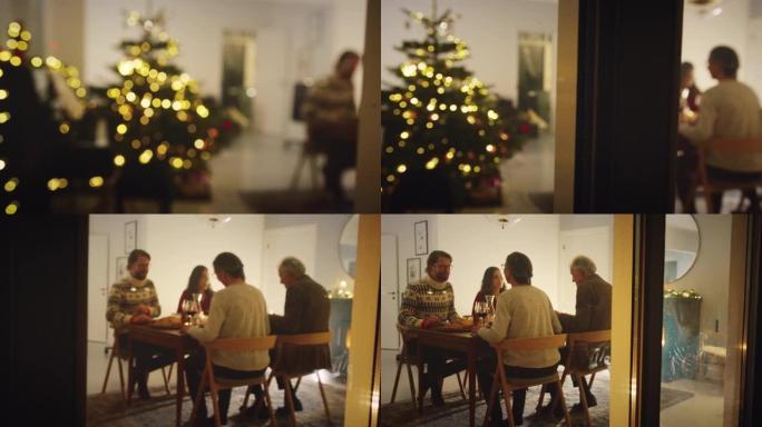 家庭在温暖舒适的家中吃圣诞晚餐