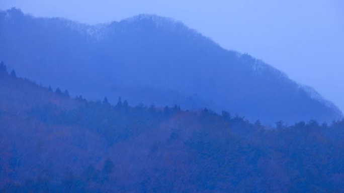 冬初开始下的山区积雪