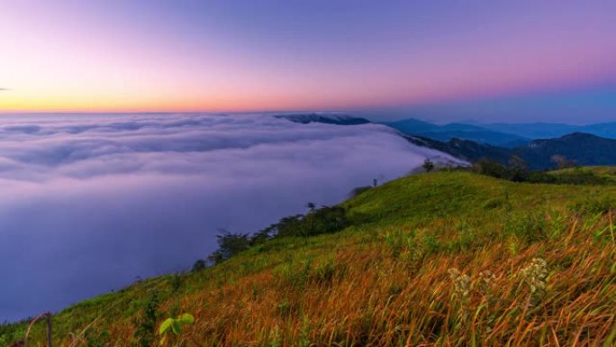 在泰国清莱府与老挝接壤的Phu Chi Fa Viewpoint山上流淌的薄雾海