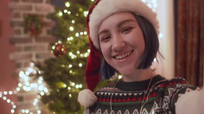 十几岁的女孩在圣诞节期间与家人或朋友新型冠状病毒肺炎视频聊天