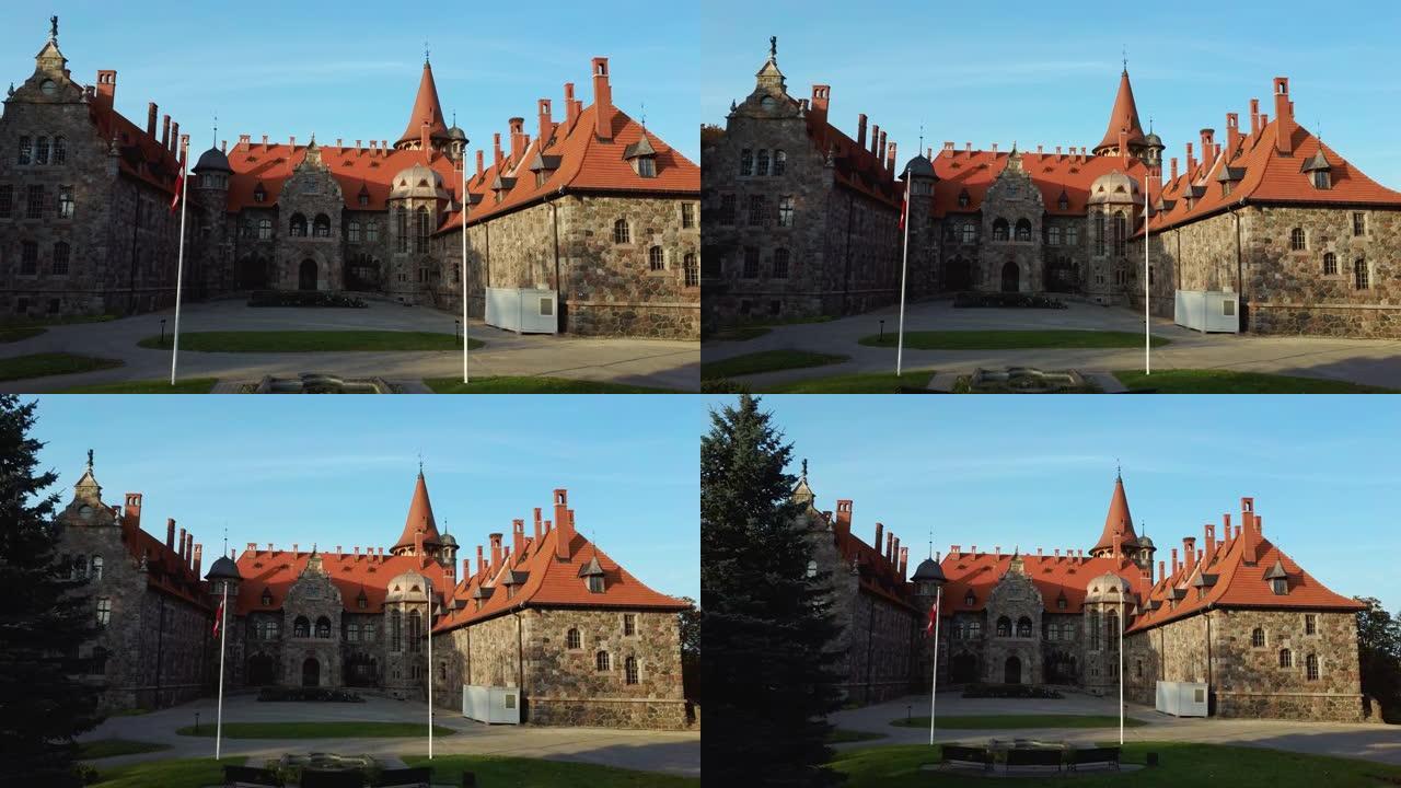 从俯视图上看拉脱维亚的塞斯文中世纪城堡。19世纪后期的庄园住宅，一座石头建筑，屋顶为棕色瓷砖。塞斯瓦