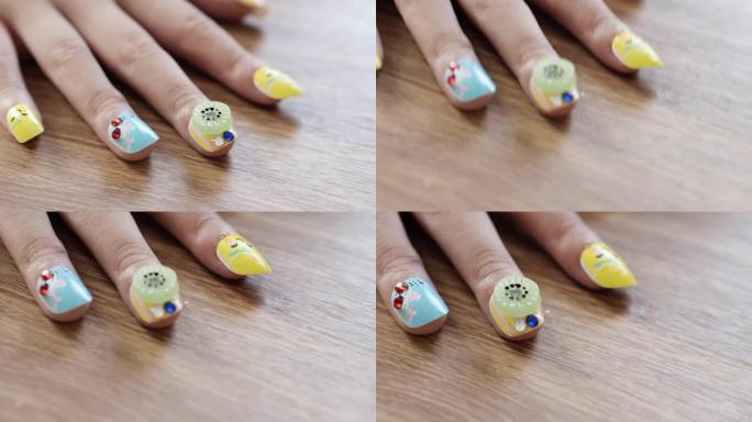 基德的指甲与彩色丙烯酸指甲一起装饰在家里，生活方式理念。