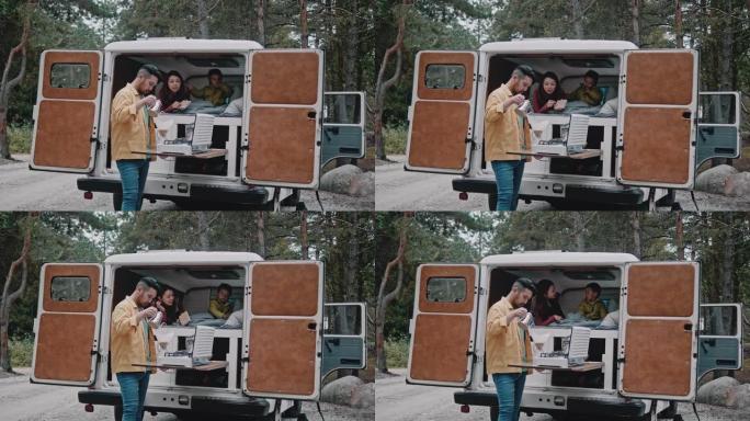 亚洲家庭在早上用迷你面包车进行公路旅行时煮咖啡